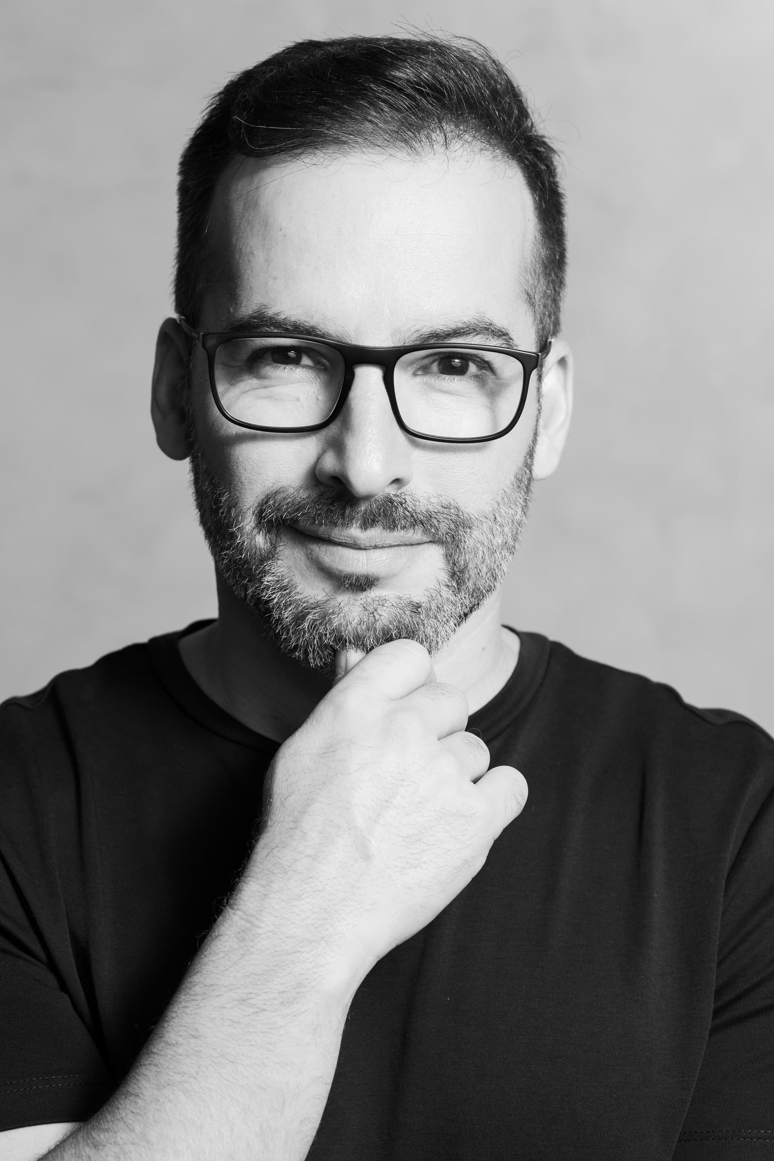 Retrato em preto e branco de Valentim Magalhães com a mão no queixo