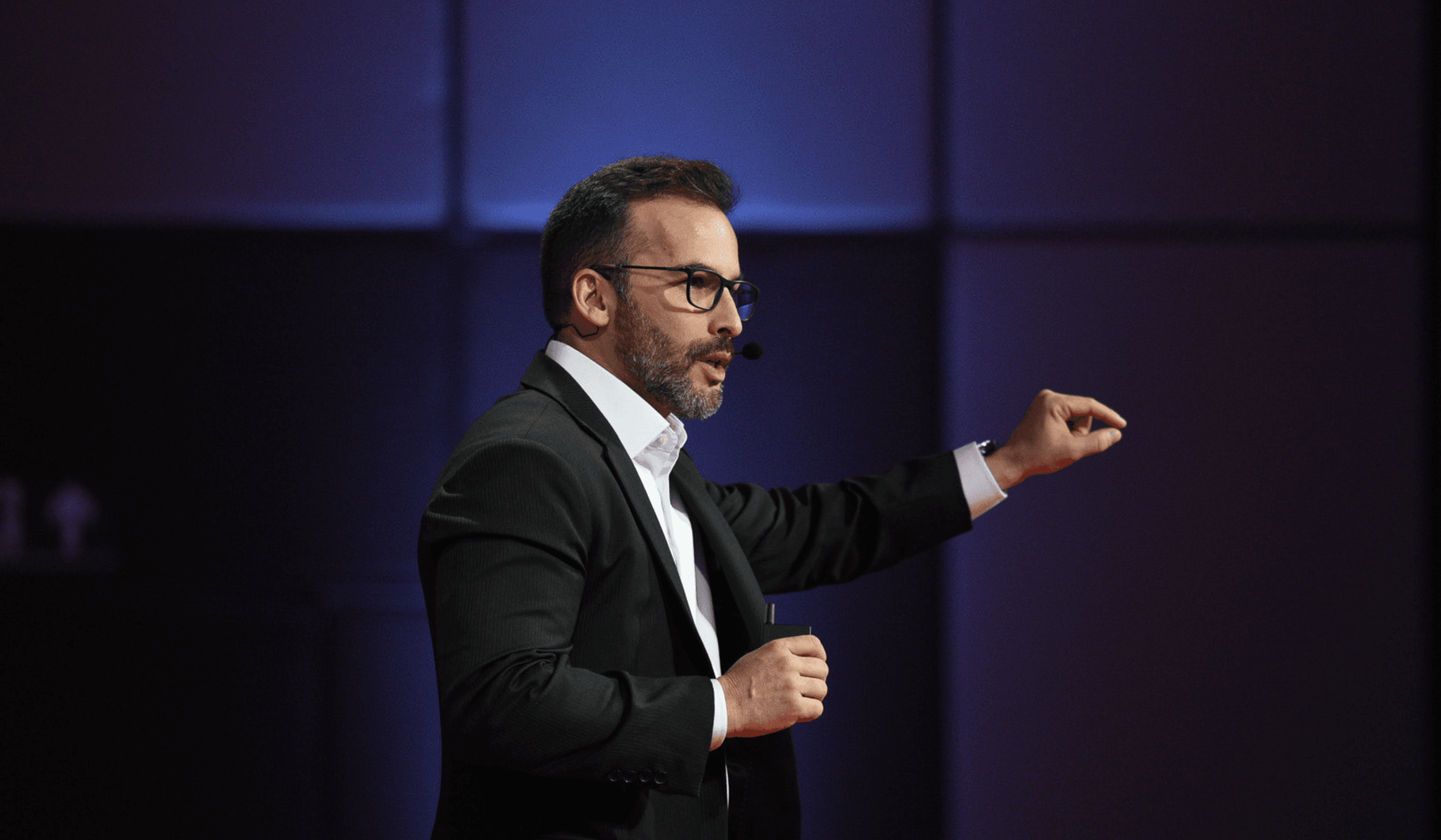 Valentim Magalhães palestrando no palco