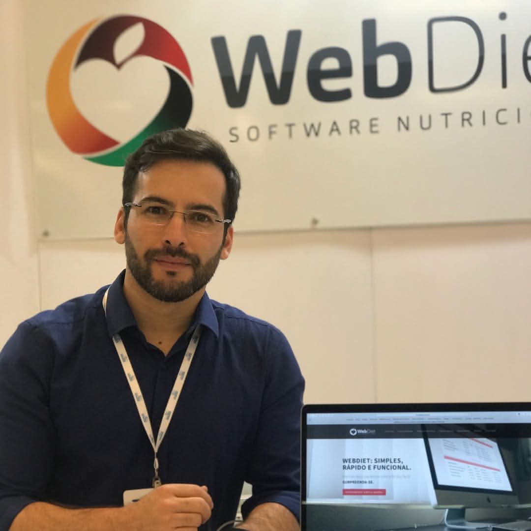 Valentim Magalhães em frente ao logo do WebDiet